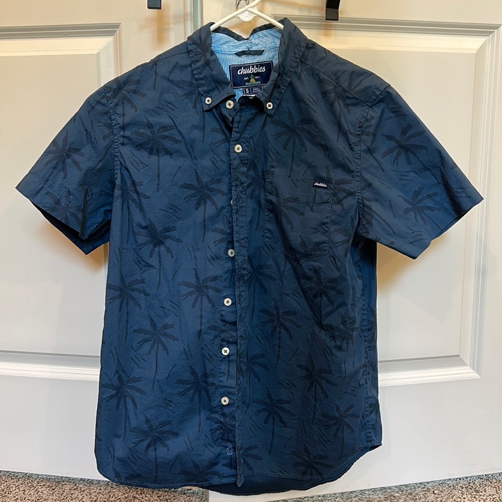 Men’s size Small Chubbies Button Up short sleeve Shirt  blue with palm trees